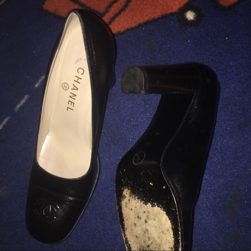 Chanel logo pumps